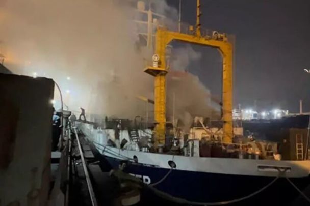 İstanbulda Rusiya bayrağı altında üzən gəmi yanıb