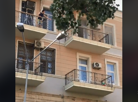 Bakıda daha bir QORXUNC OLAY: Qadın güclə qapını açıb özünü çölə atdı - FOTO