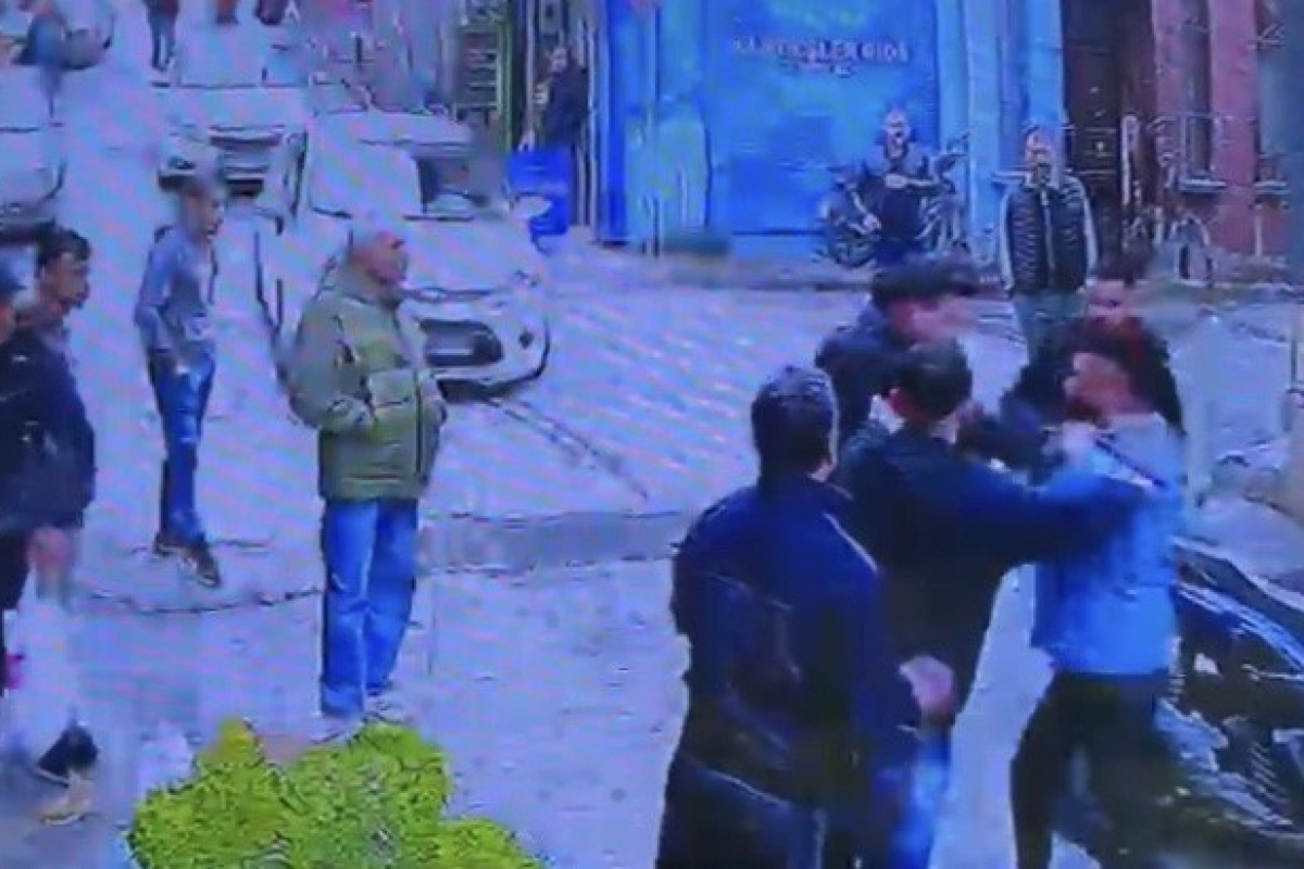 Şəhərin mərkəzində sürücünü ayağından güllələdi - ANBAAN VİDEO