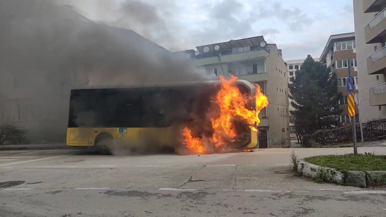 Avtobus şəhərində ortasında yandı - VİDEO
