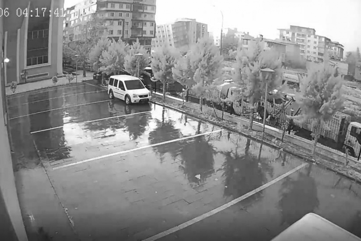 Zəlzələnin dəhşətli  görüntüləri ortaya çıxdı: Gecə gündüzə çevrildi, bina yerə girdi