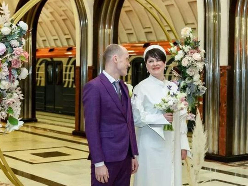 Metroda üç cütlük evləndi