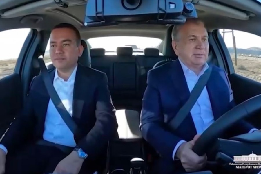 Prezident yolu yoxlamaq üçün maşını özü sürdü - VİDEO