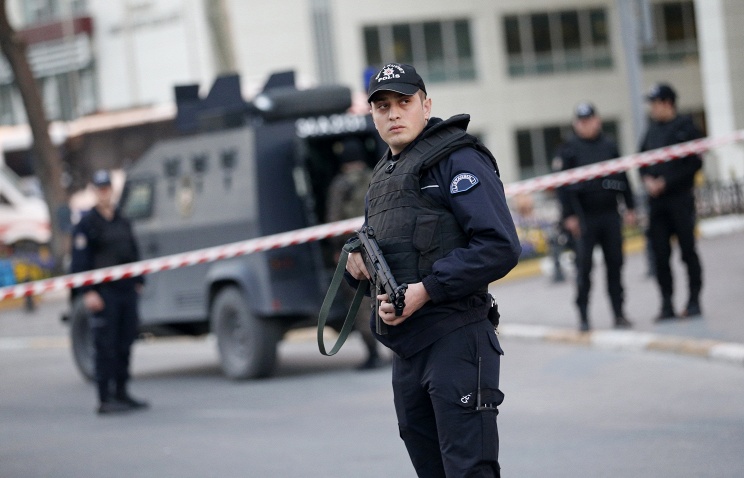 Polisə daş atdılar: 200 nəfər tutuldu