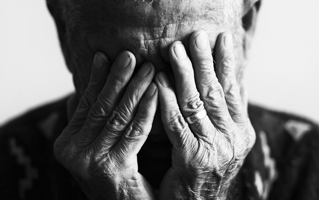 83 yaşlı kor şəxsin gözləri açıldı - Dünyada ilk