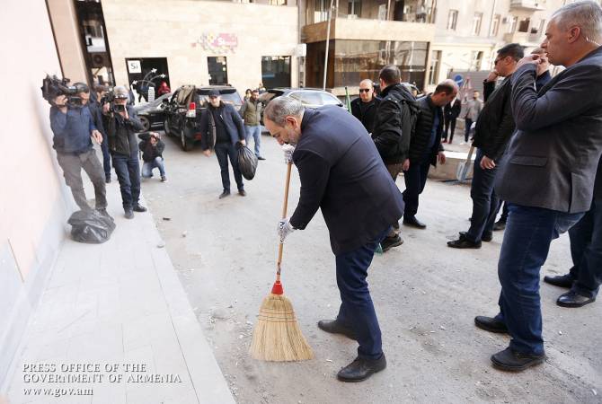 Paşinyan küçədən zibil yığır