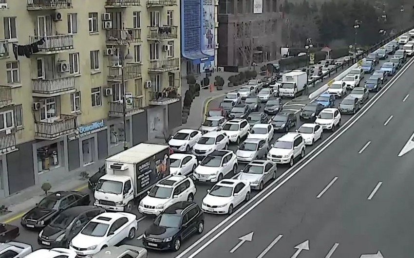 Bu yollarda tıxac var  - SİYAHI
