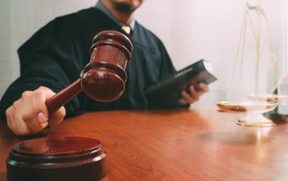 Bakıda 1 yaşlı körpəsini qətlə yetirməkdə təqsirləndirilən qadının məhkəməsi başlayıb