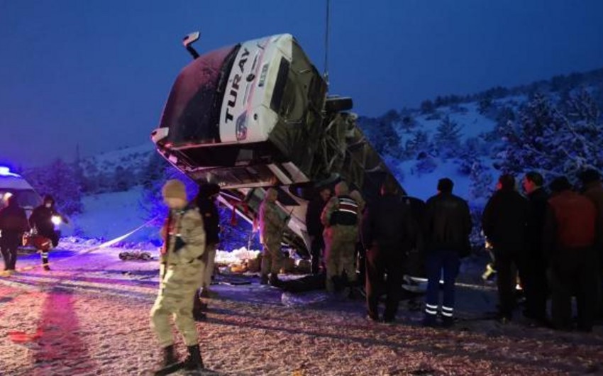 Avtobus qəzası: Ölənlər və yaralılar var