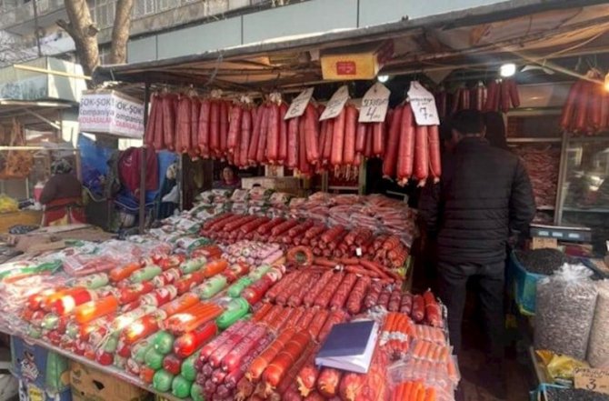 Bu kolbasaların üzərində mal ətindən hazırlandığı yazılıb, lakin tərkibində yoxdur - Siyahı