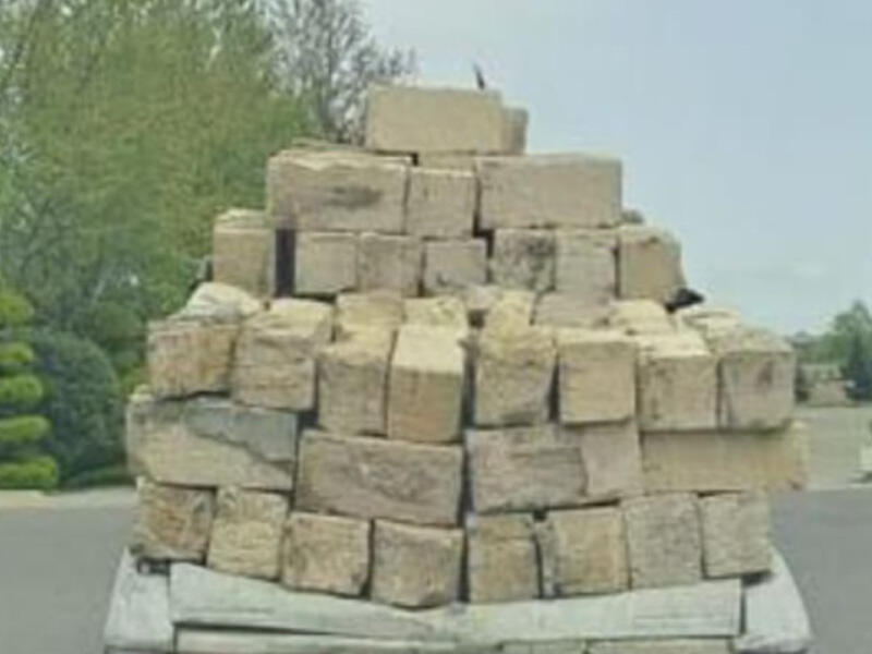 Bahalı nömrəli maşına daş yüklədi - FOTO