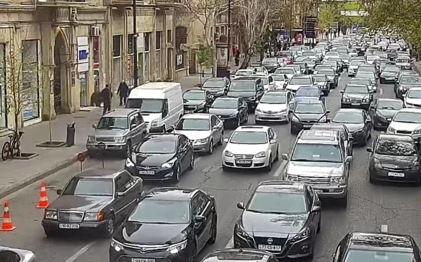 Bakının bir sıra yollarında tıxac yaranıb - SİYAHI