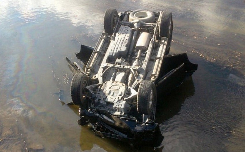 Çimərliyə gedən yolda \"Range Rover\" aşdı - 2 yaralı var - FOTO