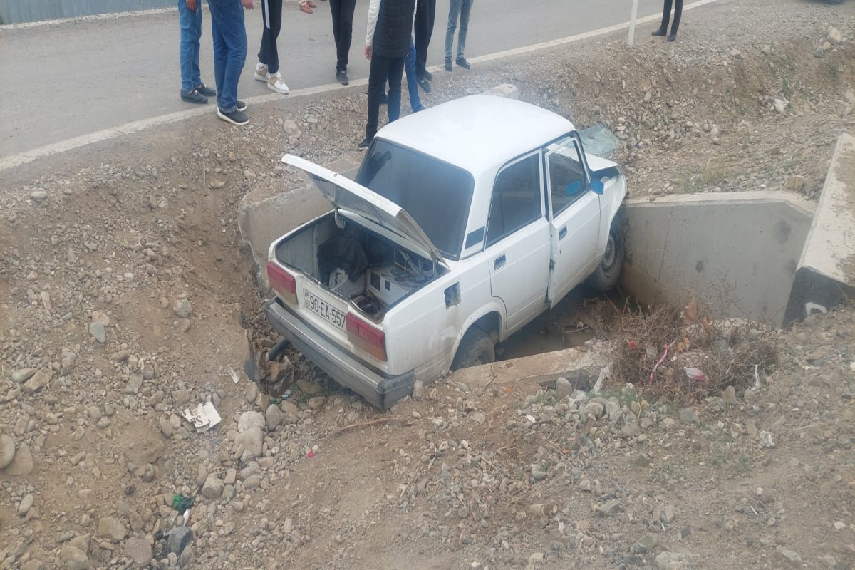 Şəmkirdə avtomobil körpüdən aşıb, bir ailənin altı üzvü xəsarət alıb