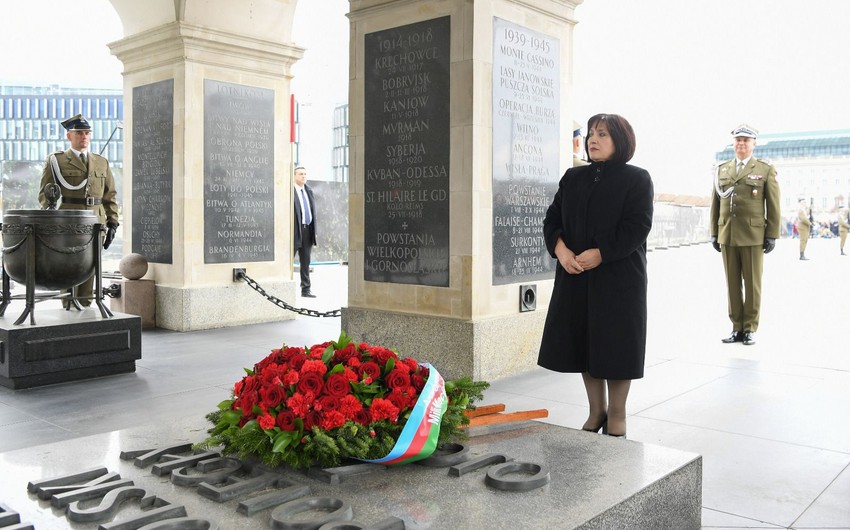 Sahibə Qafarova Varşavada “Naməlum əsgər” abidəsini ziyarət edib