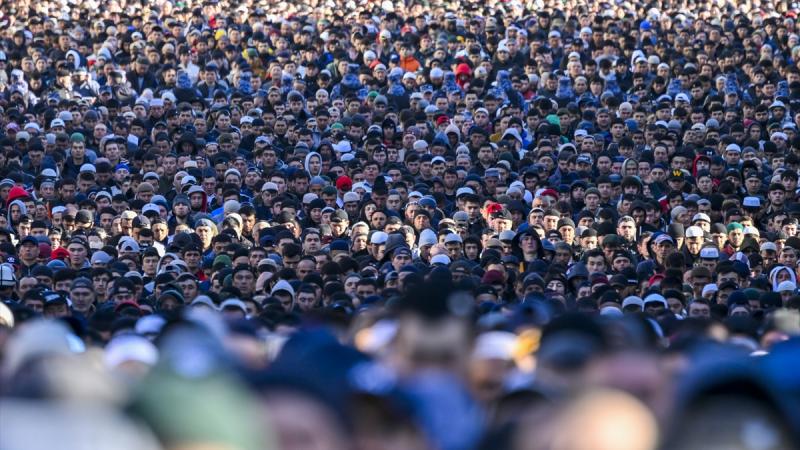 Rusiyada müsəlmanlar bayram namazı zamanı məscidlərə sığmayıb - FOTOLAR