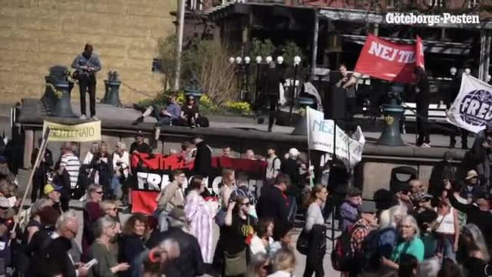 Minlərlə isveçli NATO üzvlüyünə qarşı küçələrə çıxıb