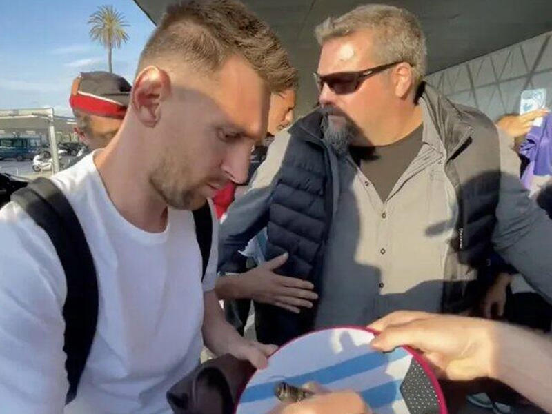 Messi Barselonada, fanatlar aeroporta axışdı - VİDEO