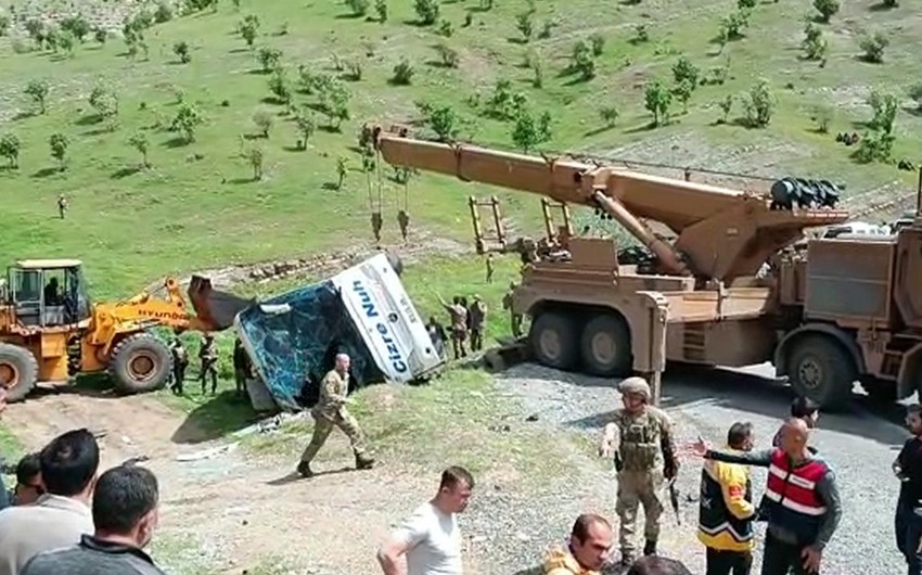 H ərbçiləri daşıyan avtobus aşıb, 2 nəfər ölüb, 45 nəfər yaralanıb