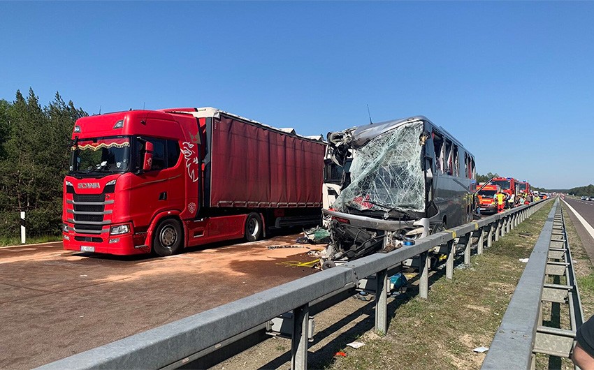 Avtobus və yük maşını toqquşub, 20-dən çox adam ölüb