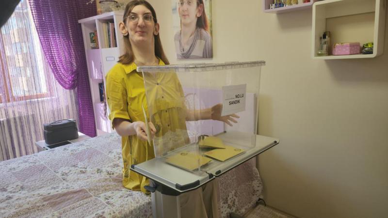 Dünyanın ən hündür qadını səs verdi - FOTO
