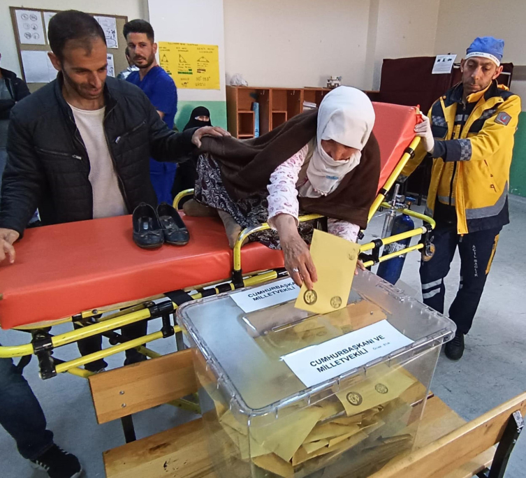 Xərəkdə səsverməyə gətirildi  - Seçkidən maraqlı görüntülər