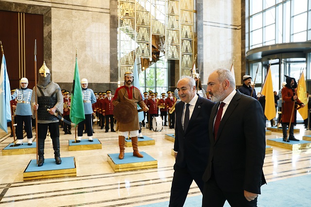 Paşinyanı Çavuşoğlu qarşıladı - FOTOLAR