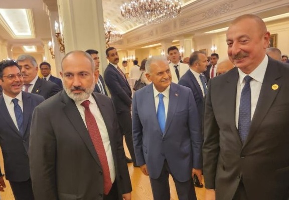 Əliyevlə Paşinyan arasında qeyri-rəsmi görüşdən FOTO