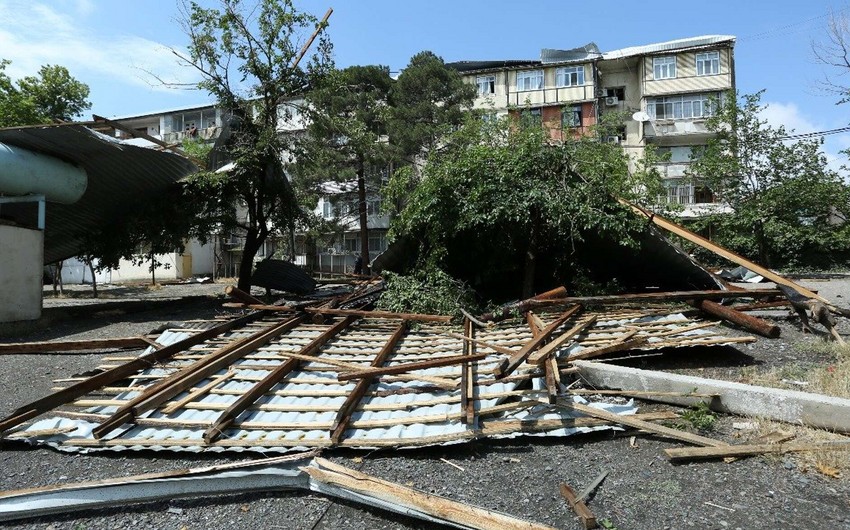 Şəkidə güclü külək binanın dam örtüyünü qoparıb, 5 avtomobilə ziyan dəyib