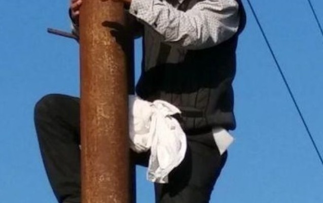 Özünü elektrik dirəyindən asdı