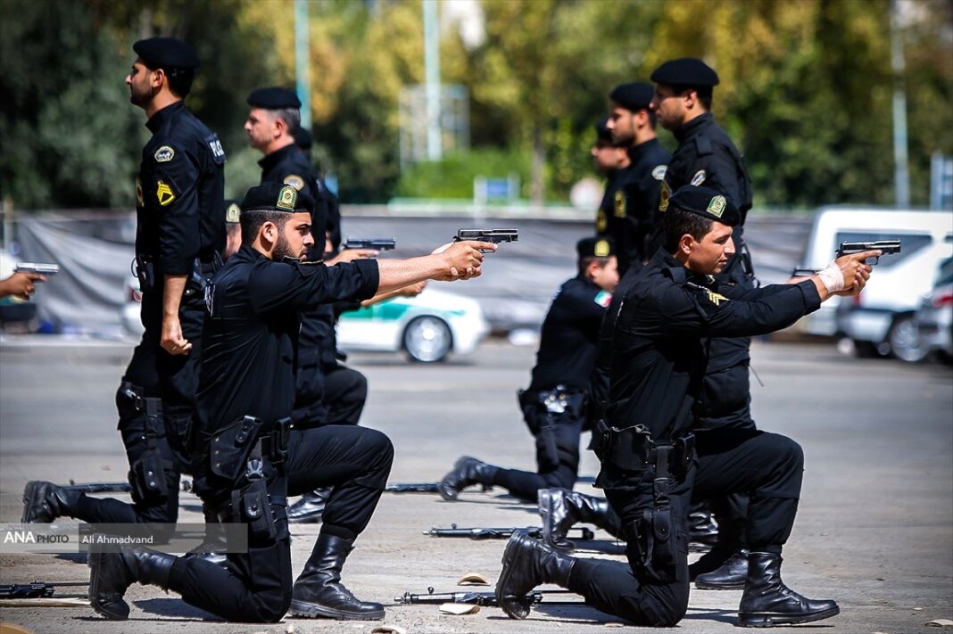 İranda polislər güllələndi