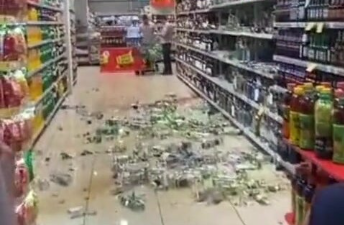 Bakıda marketdə qəribə olay - \\\"Araq haramdır\\\" deyib hamısını sındırdı - VİDEO
