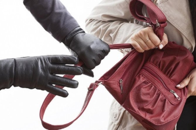 Qadına qarşı QULDURLUQ: pulunu və telefonunu aldı