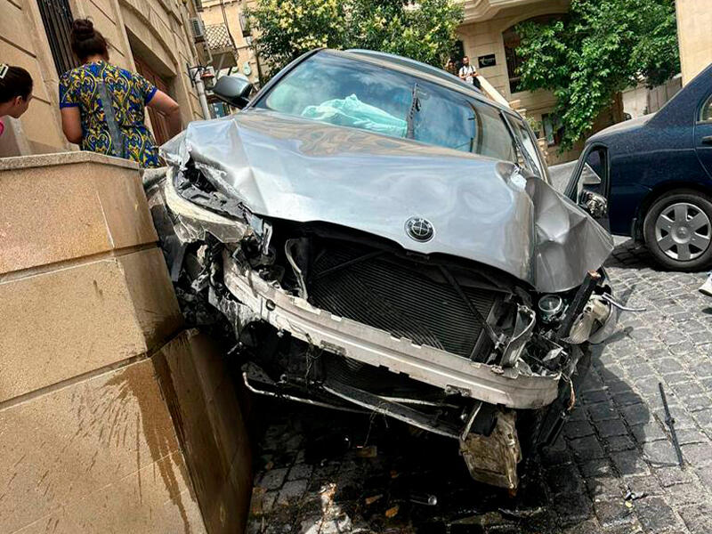 Bakıda şok olay: \\\"Parkovşik\\\" müştərinin BMW-sini aşırdı - FOTO