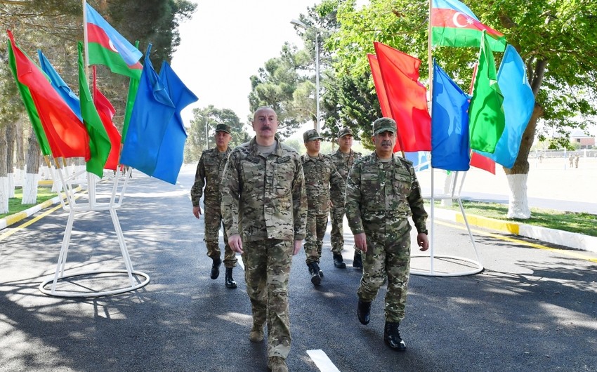 İlham Əliyev MN-in komando hərbi hissələrinin birində yaradılan şəraitlə tanış olub