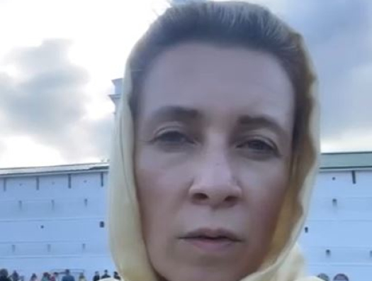 Zaxarova başını bağlayıb Putinə dua etdi —  VİDEO