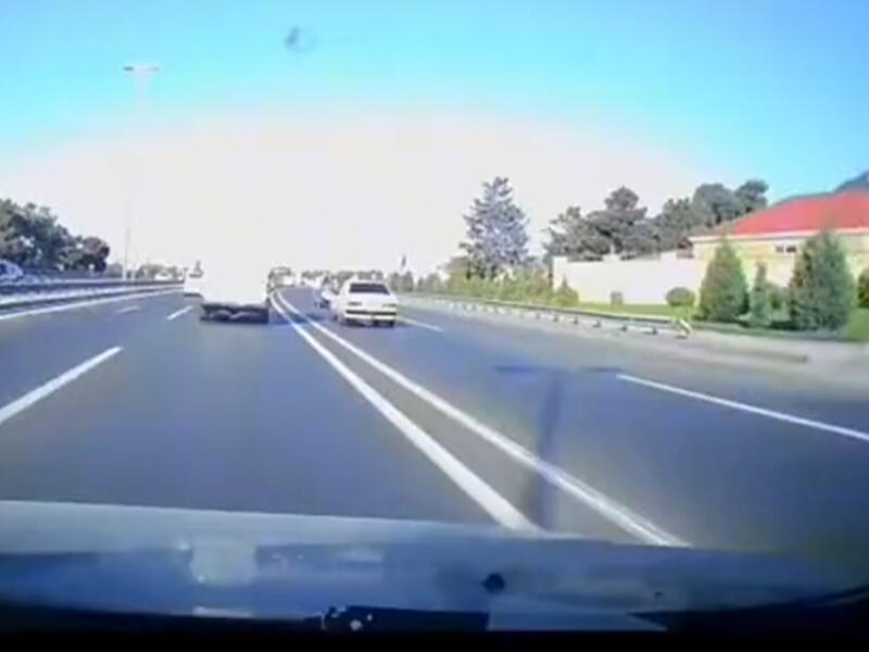 Aeroport yolunda baş verən qəzanın görüntüləri yayıldı - VİDEO