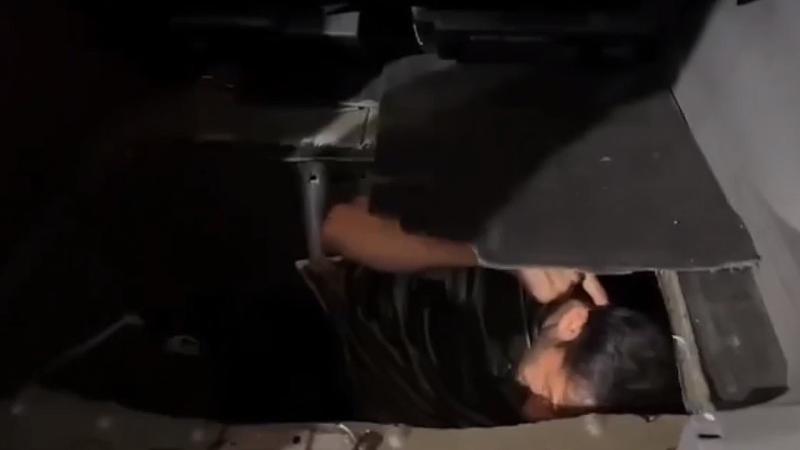 Polis maşının \\\"baqaj\\\"ın açdı:Şok mənzərə ilə rastlaşdı - FOTO