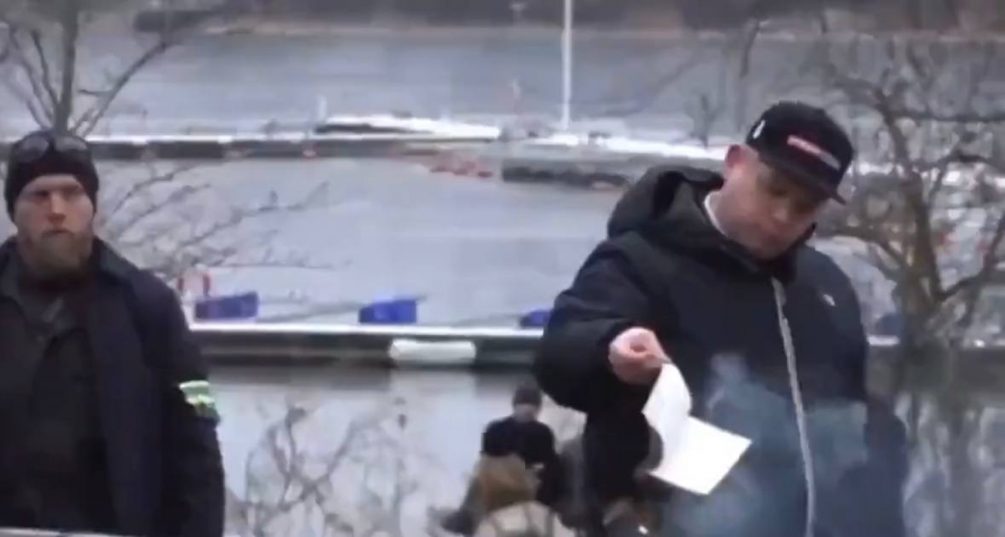 İraqdan olan qaçqın Stokholmda Quranı yandırıb