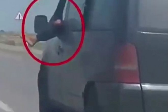 Sərnişin ayaqlarını pəncərədən çölə çıxardı, sürücü cəzalandı