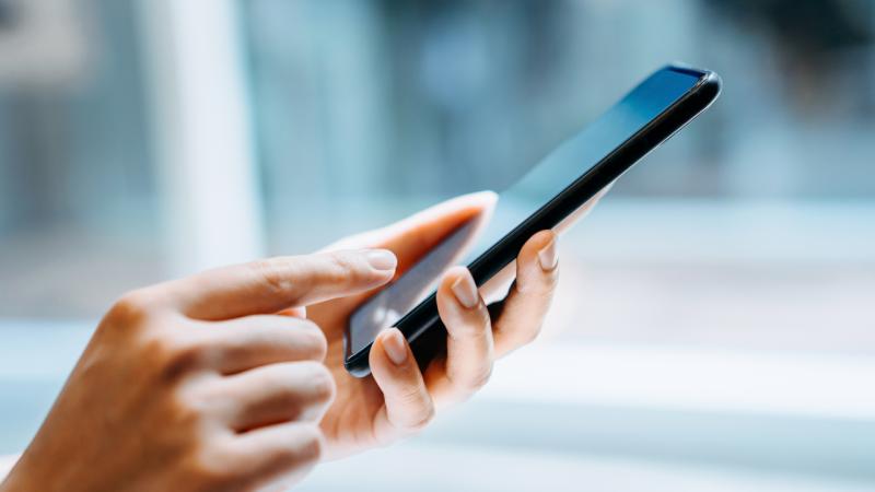 Bu ölkədə məktəbdə telefon qadağan edildi