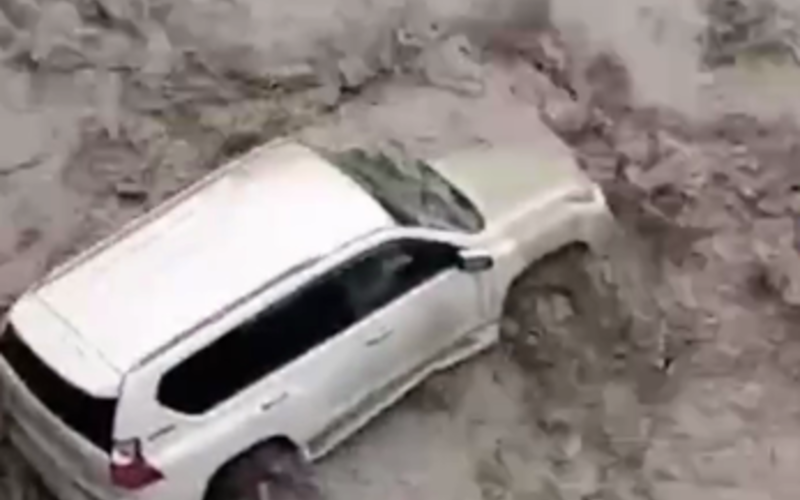 İsmayıllıda sürücü qadın xilas edildi, Prado-nu isə sel apardı (VİDEO)