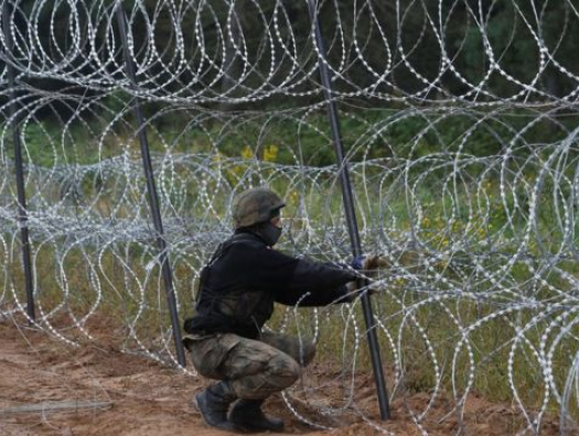 Polşa Belarusla sərhəddə vəziyyətə nəzarət edir