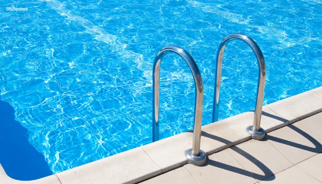 Arvadını və qızını otelin hovuzunda bıçaqlayaraq öldürdü