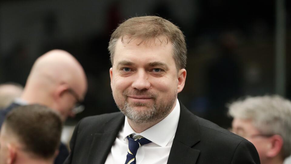 Keçmiş nazir axtarışa verildi