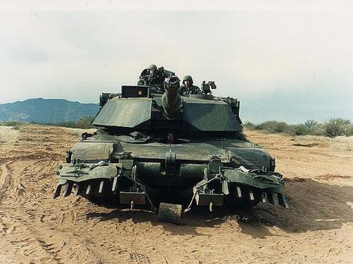 Polşa tanklardan sədd çəkir