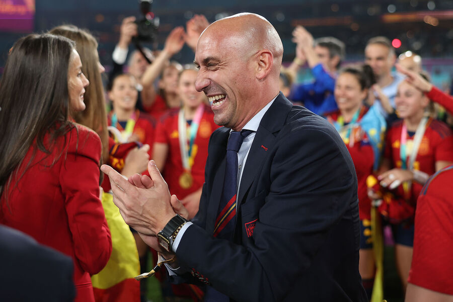 RFEF prezidenti futbolçunun qalmaqallı öpüşü ilə bağlı açıqlama verib
