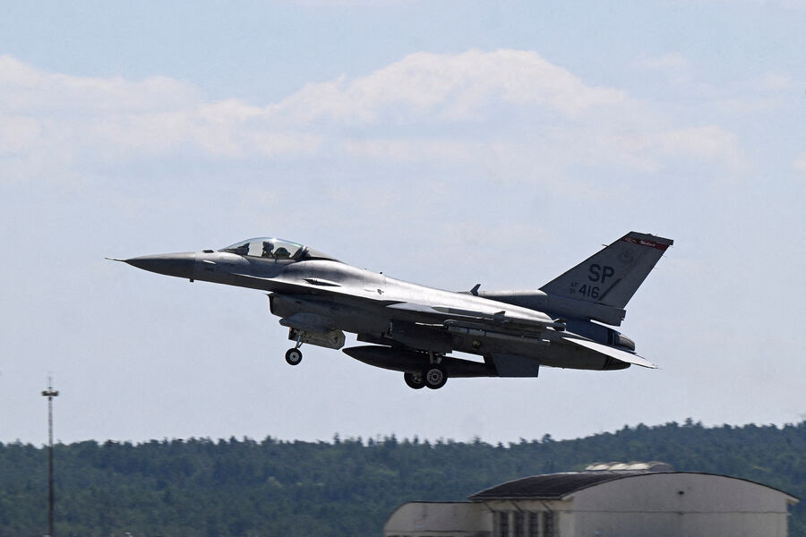 NYT: ABŞ sentyabr ayında UAF pilotlarına F-16 qırıcılarını idarə etməyi öyrətməyə başlayacaq