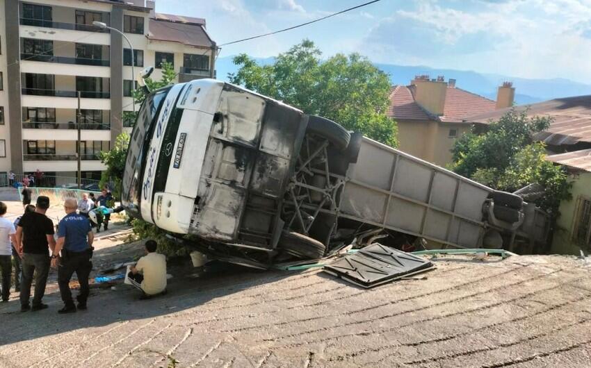 Tur avtobusu aşdı, 26 nəfər...