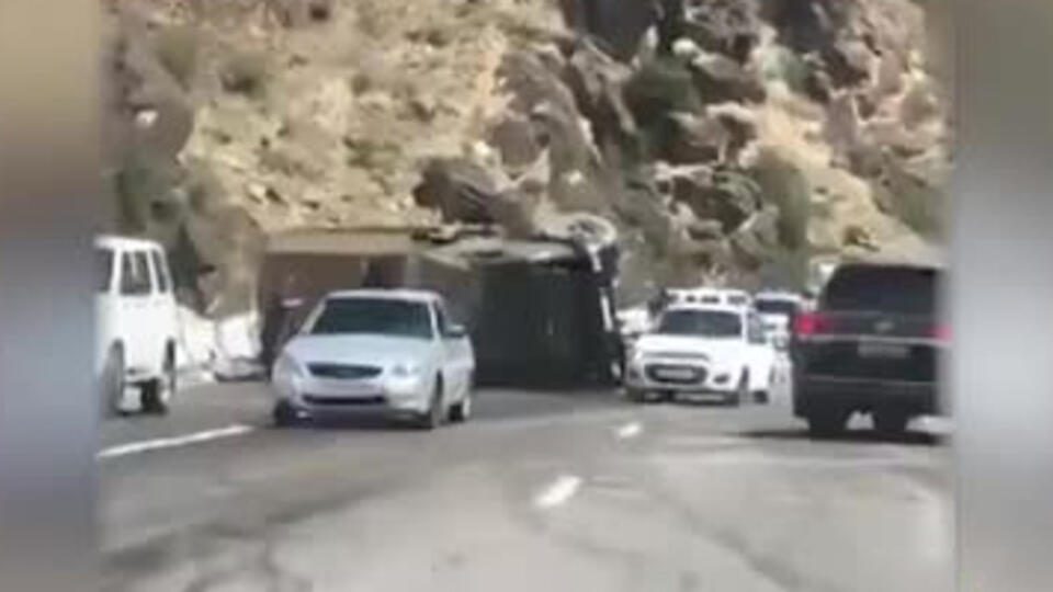 “KAMAZ” dayanacağa çırpılaraq aşıb